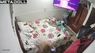 Mature blonde mom masturbates in her bed real spy cam