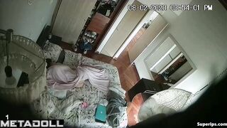Teenage stepdaughter gives her dad a handjob