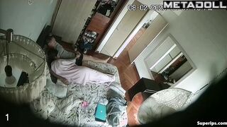 Teenage stepdaughter gives her dad a handjob