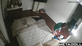 Mature woman masturbates watching porn