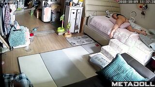 Korean girl rubs her pussy on the pillow