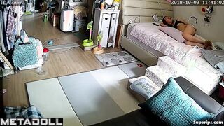 Korean girl rubs her pussy on the pillow