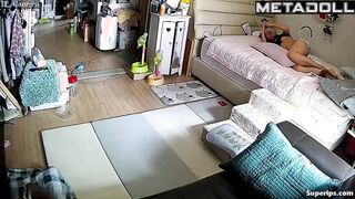Korean girl rubs her pussy on the pillow