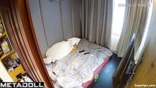 Kinky girl masturbates while calling her mom