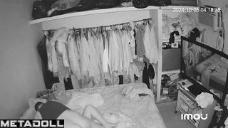 Tattooed Italian blonde step-mom gives her husband a handjob spy cam