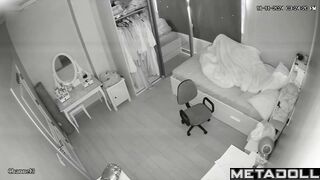 Arab girl masturbates under the sheets