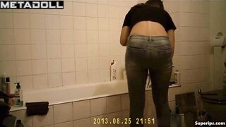 Busty Italian girl masturbates in the bathtub