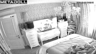 Georgeouse brunette mother masturbates on the couch leaked video