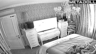 Georgeouse brunette mother masturbates on the couch leaked video