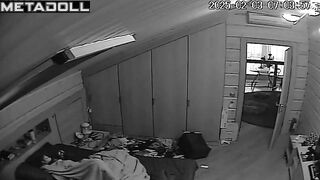 Big ass Turkish brunette mom fingers her pussy while dreaming of kissing porn