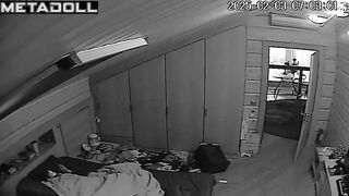 Big ass Turkish brunette mom fingers her pussy while dreaming of kissing porn