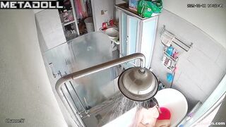 Milf on her period masturbates in the bathtub