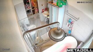 Milf on her period masturbates in the bathtub