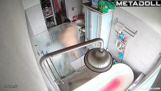Milf on her period masturbates in the bathtub