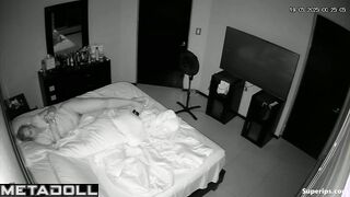 A lush hottie pleasures herself right during a phone call