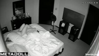 A lush hottie pleasures herself right during a phone call