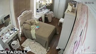 Sexy teenage girl prefers to care for her hair only when naked
