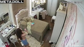 Sexy teenage girl prefers to care for her hair only when naked