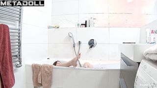 Babe taking a bath with a vibrator with great pleasure
