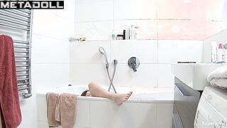 Babe taking a bath with a vibrator with great pleasure