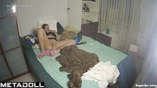 Bored cutie brings herself to orgasm before her boyfriend arrives
