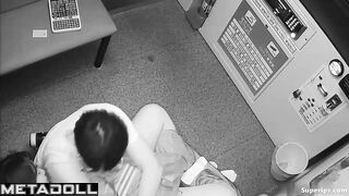 A guy brings his girlfriend to orgasm with his fingers in a karaoke room