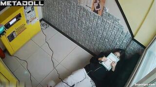 Karaoke is a good place for flirting - public tape