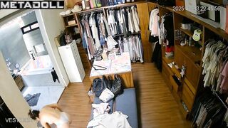 Brunette likes to look at her naked body in the dressing room