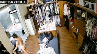 Brunette likes to look at her naked body in the dressing room