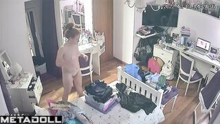 Redhead babe's trying to figure out who's following her