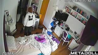 Chubby babe was in a hurry and forgot to make the bed