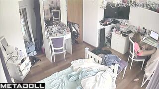 She masturbates only with the closed door - solo tape