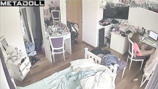 She masturbates only with the closed door - solo tape