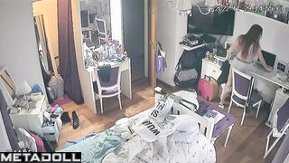 Redhead babe will never guess about the hidden device