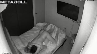 Naked lady loves to feel him inside her - bedroom video
