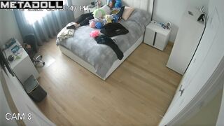 She spent five minutes masturbating / home solo video