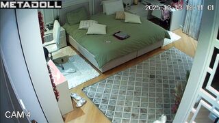 She examined her pussy in every detail (with a mirror), solo video