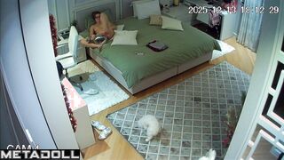 She examined her pussy in every detail (with a mirror), solo video