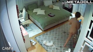 She examined her pussy in every detail (with a mirror), solo video