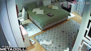She examined her pussy in every detail (with a mirror), solo video