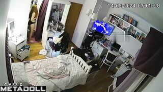 People like to watch her when she gets dressed (solo)