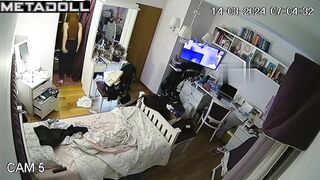 People like to watch her when she gets dressed (solo)