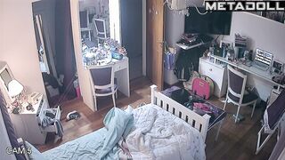 Chubby babe took good care of her pussy on the bed
