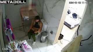 Woman did all her things in the toilet and went to work