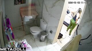Woman did all her things in the toilet and went to work