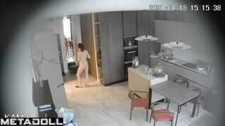 Her naked body is amazing and brunette knows it / solo