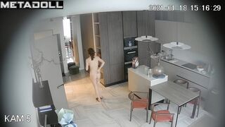 Her naked body is amazing and brunette knows it / solo