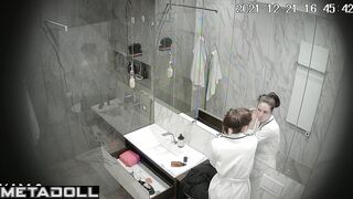 There is surveillance even in the bathroom (solo)