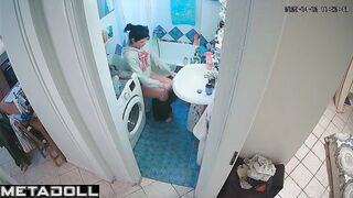 This is the only way she can relax / hidden camera