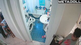This is the only way she can relax / hidden camera